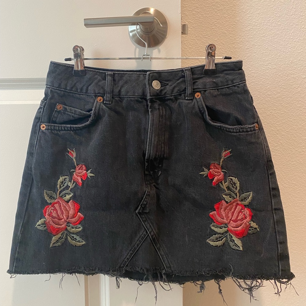 Black denim skirt w floral design